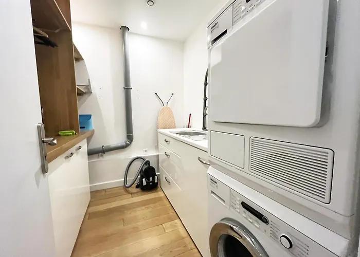 166 - Urban Luxury In Center Of Apartment Paris