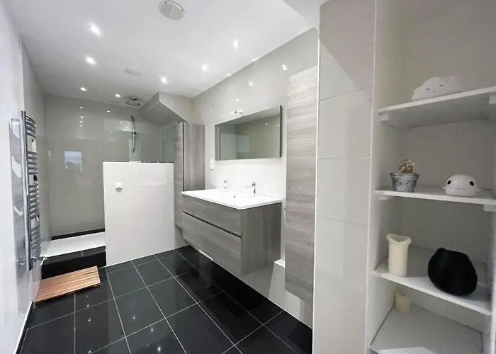 166 - Urban Luxury In Center Of Apartment *