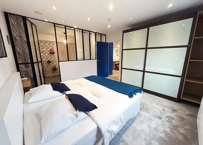 166 - Urban Luxury In Center Of Apartment *