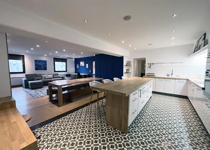 166 - Urban Luxury In Center Of Apartment *